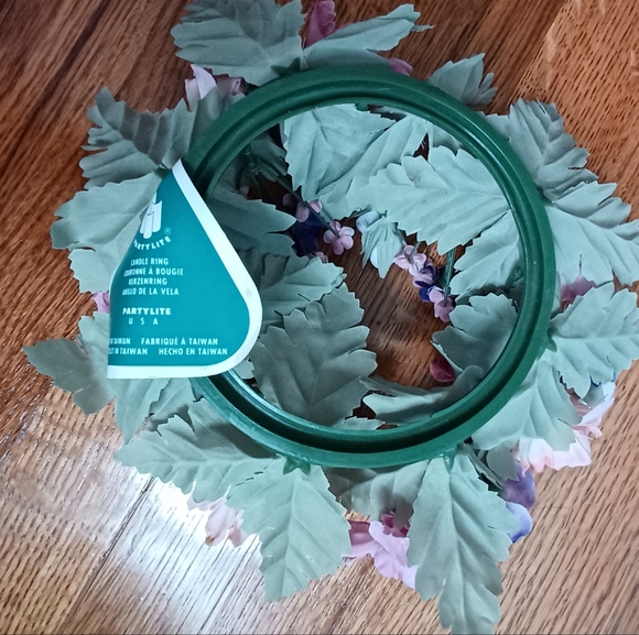 Set of 2 NWT PartyLite Vintage Floral Candle Rings - 4" and 6" - Picture 5 of 6
